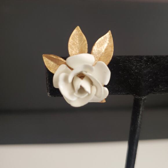 VTG Crown Trifari White‎ Rose Earrings with Matte Gold Tone Leaves Clip-On - Picture 2 of 7